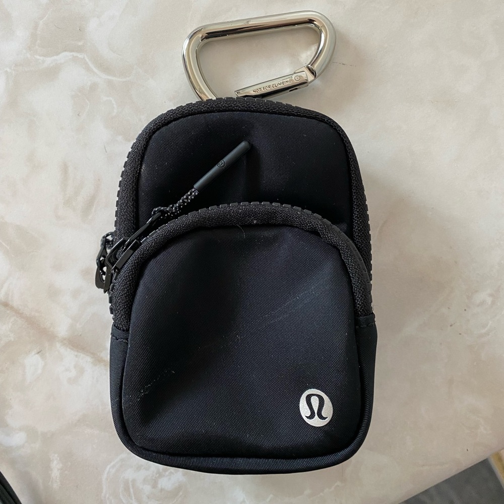 Lululemon clip pouch